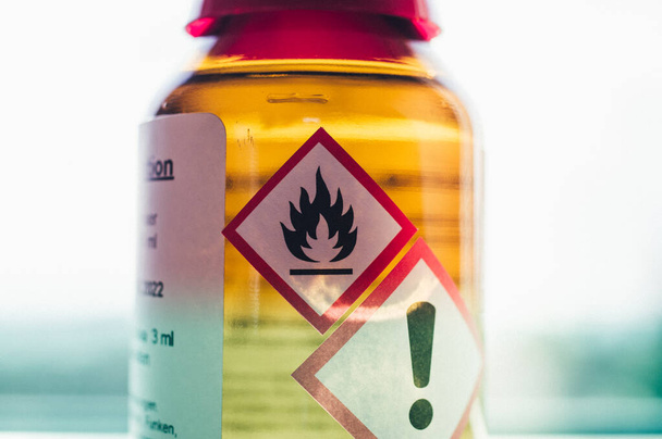 Frasco de un desinfectante con instrucciones de uso en alemán Desinfección en inglés
 - Foto, imagen