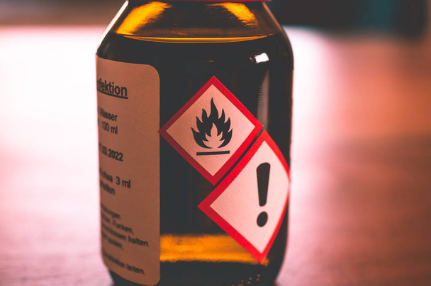 Alman dezenfeksiyonunda İngilizce dezenfeksiyonunda kullanım talimatları içeren bir şişe dezenfekte. - Fotoğraf, Görsel
