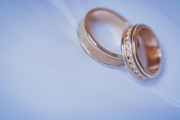 krásné zlaté prsteny na modré svatební šaty - Fotografie, Obrázek