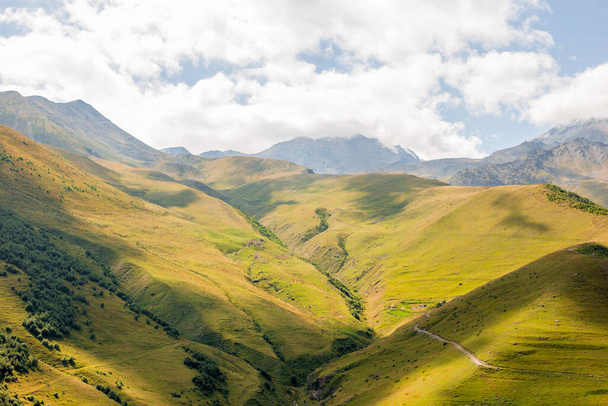 Región de Mtskheta-Mtianeti, Georgia. Montañas cerca de la ciudad Stepantsminda, Kazbegi Georgia
 - Foto, imagen
