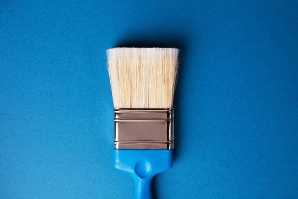 Spazzola pulita su sfondo blu, concetto di riparazione
. - Foto, immagini