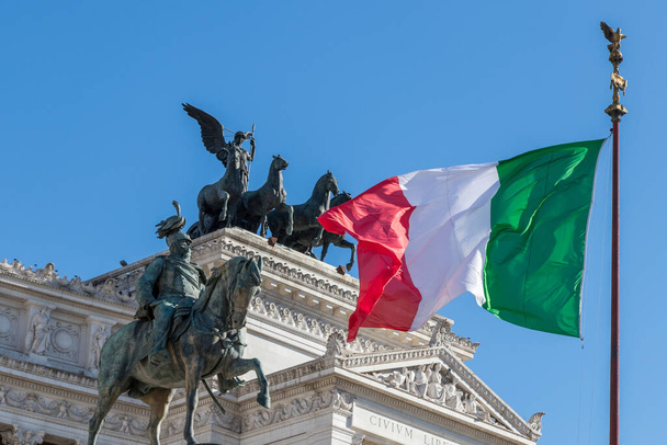 Bandiera italiana sventola all'Altare della Patria a Roma
 - Foto, immagini