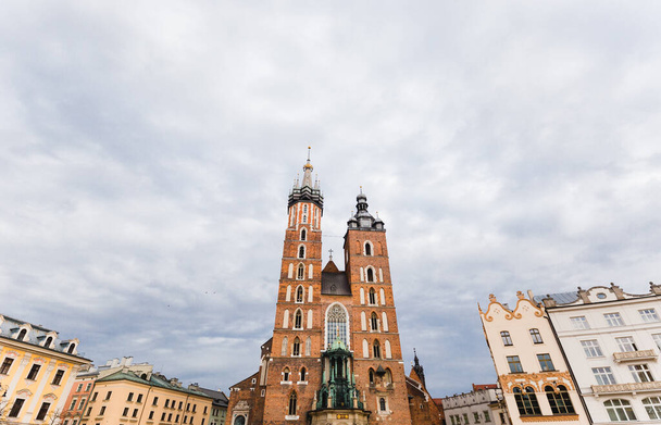 Marien-Basilika auf dem Hauptplatz von Krakau. Polens historisches Zentrum, eine Stadt mit antiker Architektur. - Foto, Bild