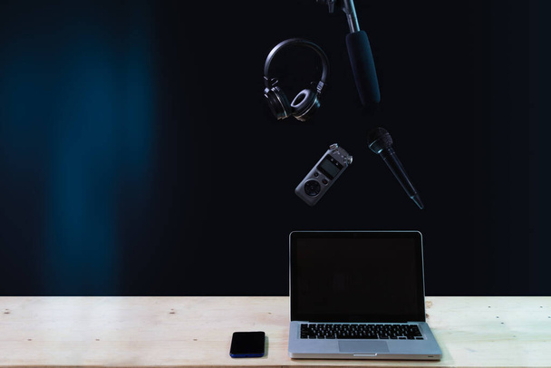 Office desk background, Acoustic guitar and headphones recording scene project ideas concept, With laptop computer, mobile phones.Vloggers. Интервью, подкаст, видеозапись в студии
. - Фото, изображение