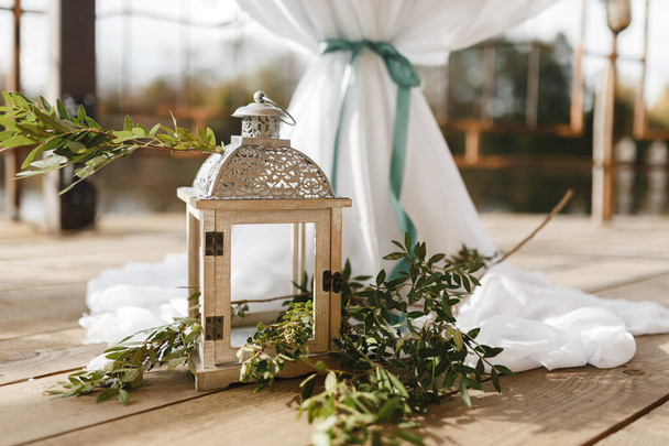 Decoração de mesa de casamento com pequenos ramos verdes
 - Foto, Imagem