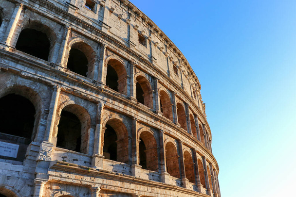 Kolosseum in Rom, Italien an einem sonnigen Tag - Foto, Bild