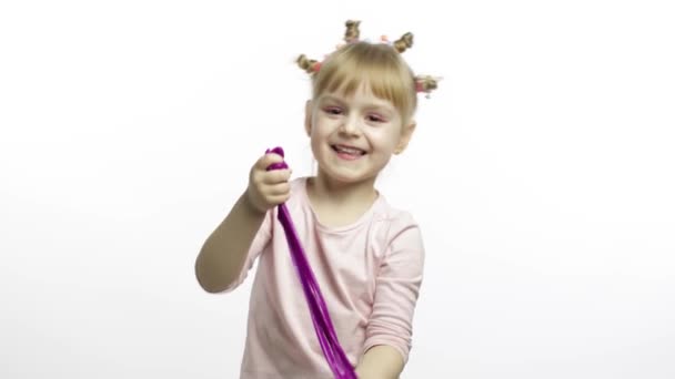 Niño jugando con limo de juguete hecho a mano. Niño divirtiéndose haciendo limo púrpura
 - Metraje, vídeo