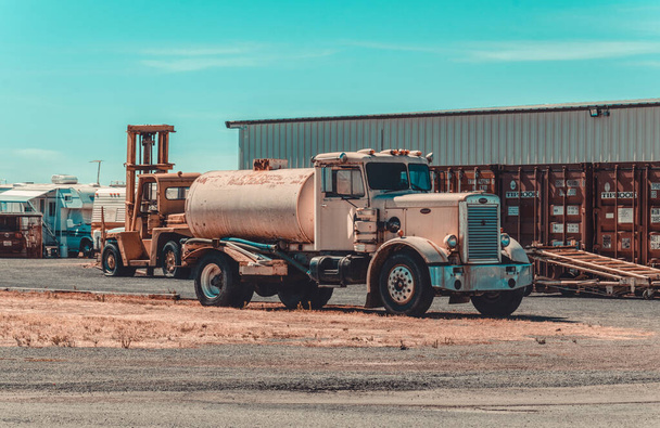 Lodi, Califórnia, EUA - 15 de junho de 2017: velho caminhão Peterbilt com um tanque de gás em um fundo de celeiros rurais antigos e campos secos em Lodi, Califórnia, EUA. Paisagem rural americana tradicional
 - Foto, Imagem