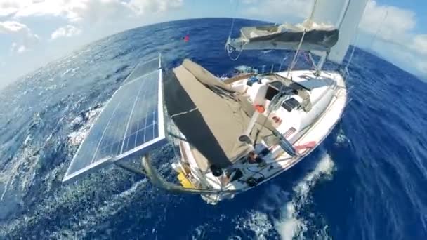 Güneş pillerinde yelkenli teknesi olan deniz suları - Video, Çekim