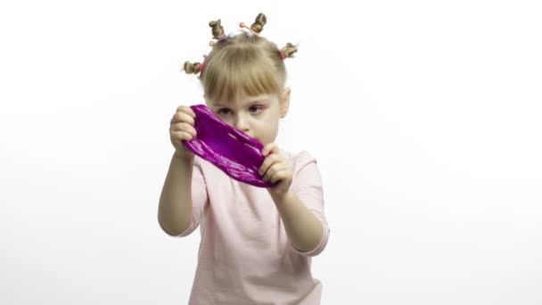 Kind spielt mit handgemachtem Spielzeugschleim. Kind hat Spaß bei der Herstellung von lila Schleim - Filmmaterial, Video