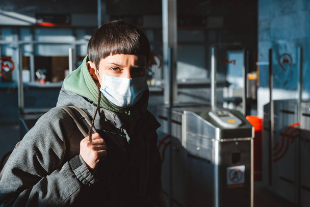 公共交通機関の医療保護マスクの男。2020年のコロナウイルス危機の文脈でのウイルス感染に対する保護面の人間の使用の概念, cavid-19,隔離 - 写真・画像