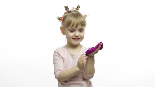 Kind spielt mit handgemachtem Spielzeugschleim. Kind hat Spaß bei der Herstellung von lila Schleim - Filmmaterial, Video