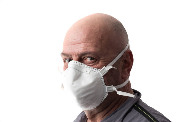 Erwachsener Mann mit Schutzmaske. Pandemie, Viren, Staubschutz. Isoliert auf Weiß. - Foto, Bild