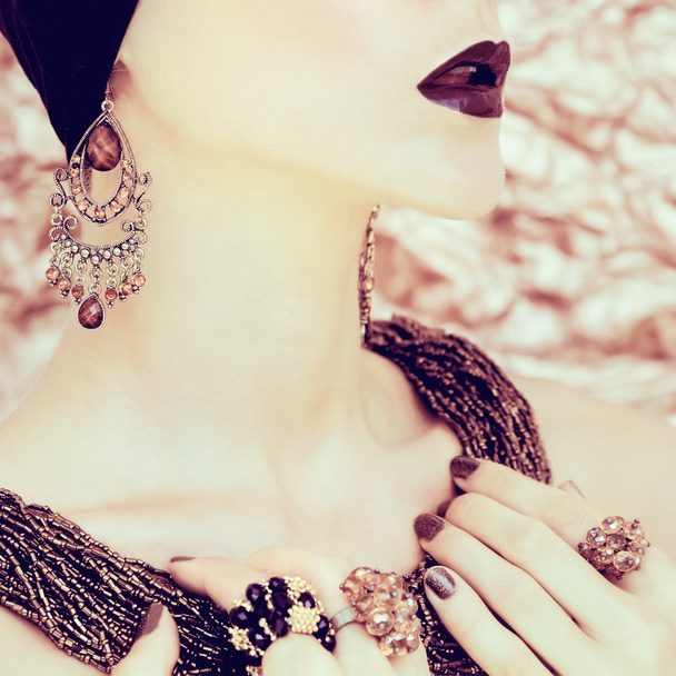 portrait of a beautiful girl in jewelry - Foto, Imagen