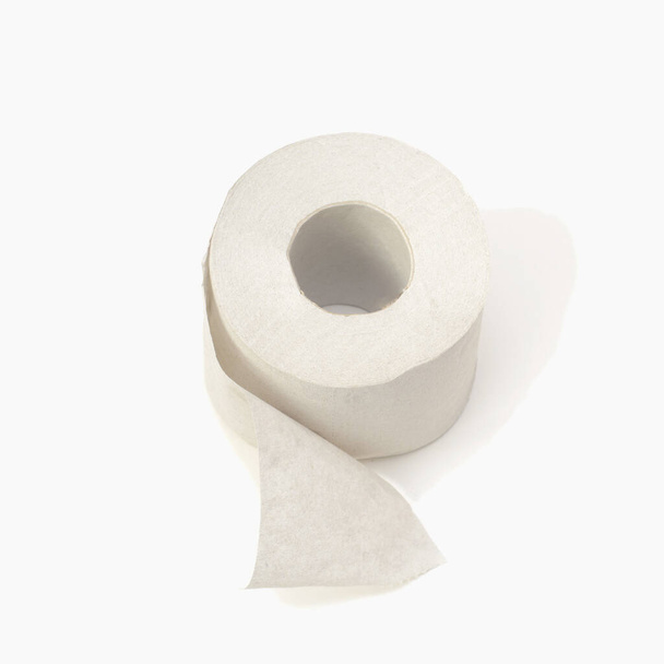 Un rouleau de papier toilette isolé sur fond blanc
. - Photo, image
