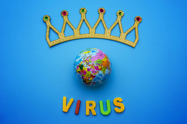 Globus und Text VIRUS auf blauem Hintergrund. Coronavirus / Coronavirus-Konzept. . Die Ausbreitung des Coronavirus in der Welt - Foto, Bild