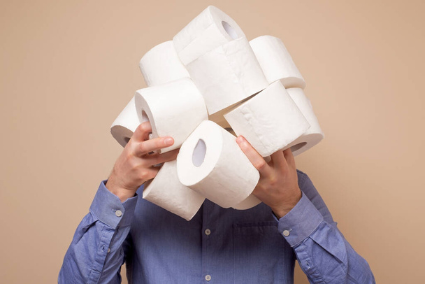 Anonieme man die wc-papier in huis vult omdat hij bang is voor coronavirus paniek - Foto, afbeelding