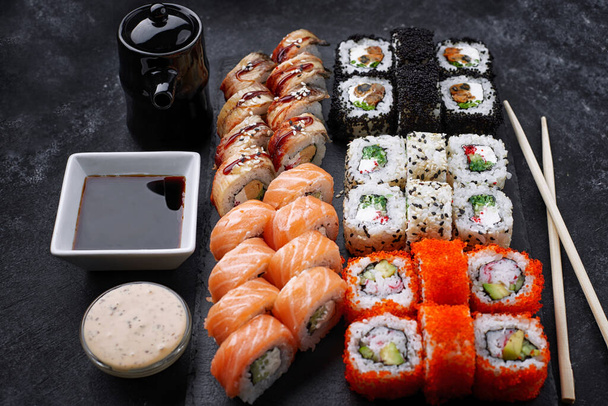Sushi-Set, auf schwarzem Hintergrund, fünf Arten von Rollen - Foto, Bild
