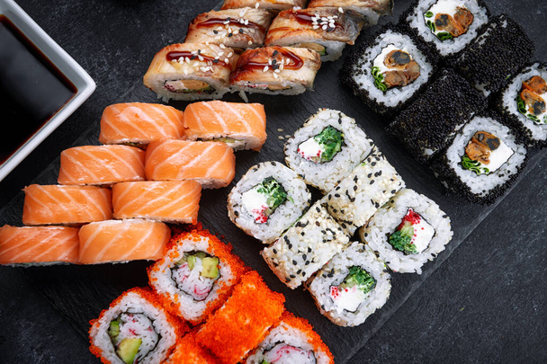 Conjunto de sushi, sobre fundo preto, cinco tipos de rolos
 - Foto, Imagem