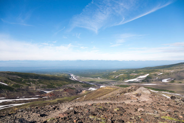 アバチンスキー火山、カムチャツカ半島、ロシア。ペトロパブロフスク・カムチャツキー市の北に位置する活火山で、アヴァチャ川とナリチェフ川の合流点にあります。. - 写真・画像