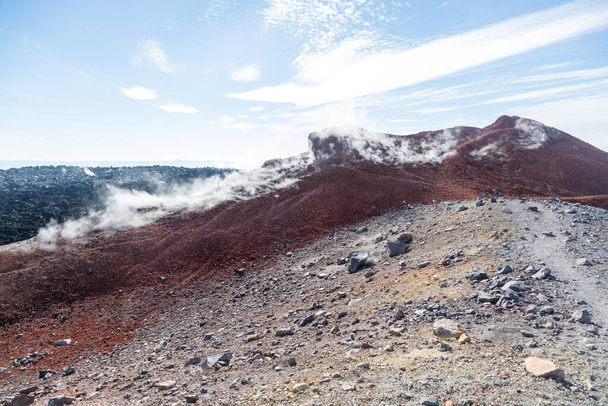 Vulcão Avachinsky, península de Kamchatka, Rússia. Um vulcão ativo, localizado ao norte da cidade de Petropavlovsk-Kamchatsky, no interflúvio dos rios Avacha e Nalychev
. - Foto, Imagem