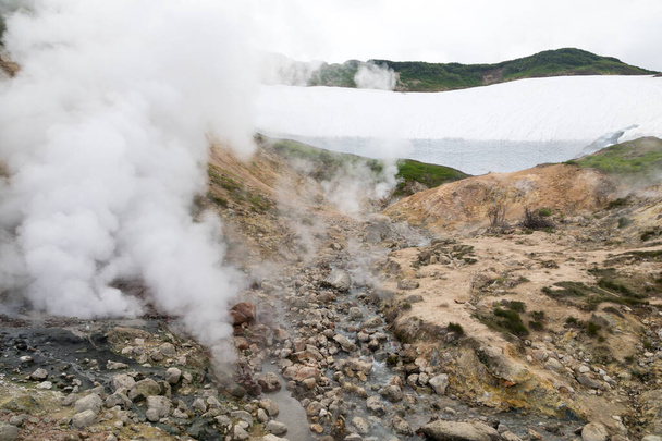 Pequeno Vale de Geysers, Península de Kamchatka, Rússia. Este é um campo de fumarola ativo único, cujos gases quentes passam pela água de uma corrente fria, aquecendo-a e criando um efeito de jorrar
. - Foto, Imagem