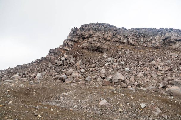 Wulkan, Półwysep Kamczatka, Rosja. Aktywny wulkan położony na południu Kamczatki. Składa się z 11 szyszek i około 30 kraterów. Niektóre kratery wypełnione są kwasem lub słodką wodą.. - Zdjęcie, obraz