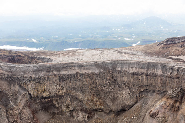 Volcán Gorely, Península de Kamchatka, Rusia. Un volcán activo situado en el sur de Kamchatka. Consta de 11 conos y unos 30 cráteres. Algunos cráteres están llenos de ácido o agua dulce
. - Foto, Imagen