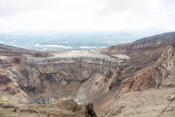 Vulcano Gorely, penisola di Kamchatka, Russia. Vulcano attivo situato nel sud di Kamchatka. Si compone di 11 coni e circa 30 crateri. Alcuni crateri sono pieni di acqua dolce o acida
. - Foto, immagini