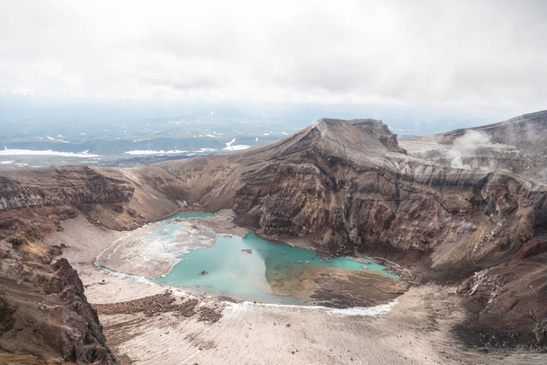 Gorely Volcano, Kamchatkan niemimaa, Venäjä. Aktiivinen tulivuori sijaitsee Etelä-Kamchatka. Se koostuu 11 käpyjä ja noin 30 kraattereita. Jotkut kraatterit ovat täynnä happoa tai makeaa vettä
. - Valokuva, kuva