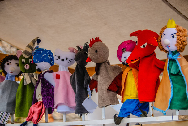 Différents feutres marionnettes à main en vente à un marché de Pâques en Hongrie
. - Photo, image