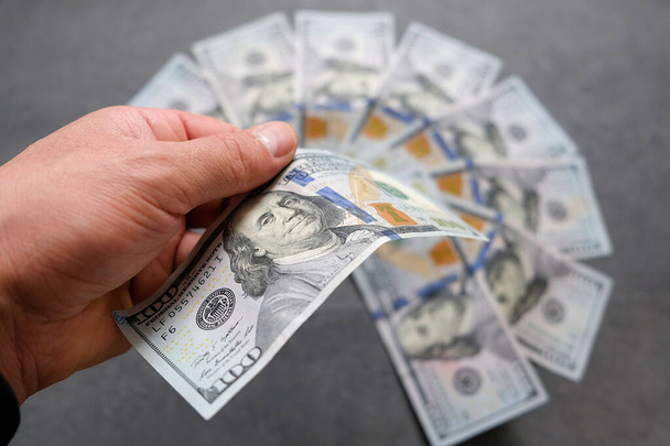 $100 dollar te veel staat op een zwarte achtergrond, wereld valuta dollars, - Foto, afbeelding