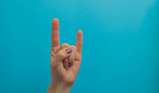 žena ruka ukazuje nahoru dobře, ano, odkládání znamení, izolované na modrém pozadí. - Fotografie, Obrázek