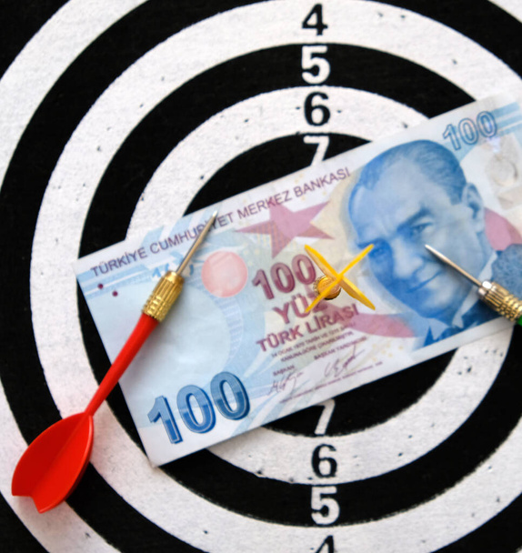 100 Lira turca y flechas de dardos, 100 Lira turca en el tablero de dardos
, - Foto, Imagen