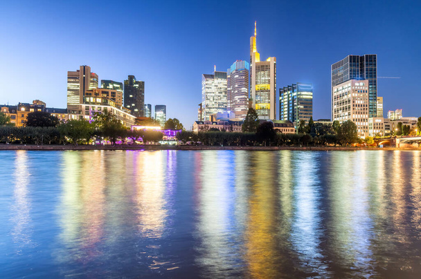 skyline moderno de Frankfurt, Alemania. Ciudad río y edificios por la noche
. - Foto, imagen