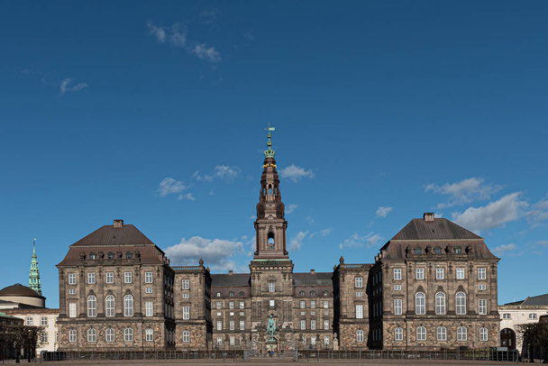 Кристиансборг Палас в Копенгагене, Дания. Великое здание Датской королевской семьи под голубым небом в солнечный день
 - Фото, изображение