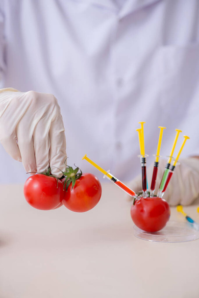 Expert op het gebied van mannelijke voeding die levensmiddelen in het lab test - Foto, afbeelding