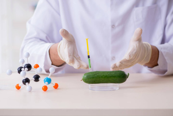 Experto en nutrición masculina probando productos alimenticios en laboratorio - Foto, imagen