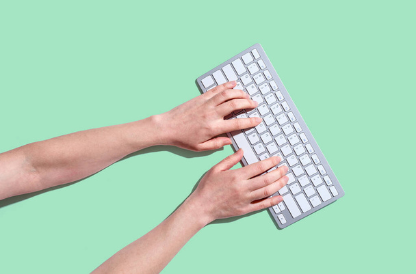 Woman using a computer keyboard - Zdjęcie, obraz