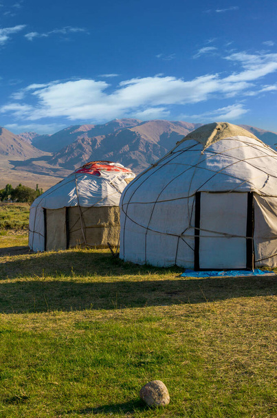 Νομαδικές σκηνές Γιούρτ στο Issyk Kul, Κιργιστάν - Φωτογραφία, εικόνα
