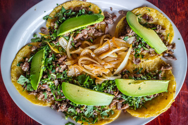 Tunnettu perinteinen meksikolainen ruokalaji carne asada vehnätortilla
 - Valokuva, kuva