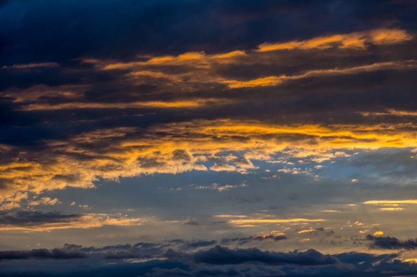 ガラテン語で夕暮れ時のカラフルな雲の上の夕日 - 写真・画像