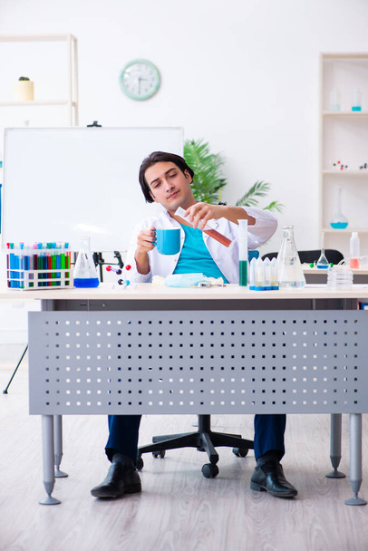 Young male chemist working in the lab - Foto, immagini