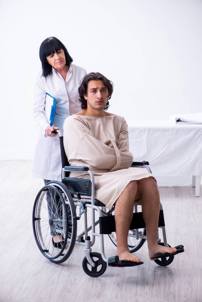 Mulher psiquiatra visitando jovem paciente do sexo masculino
 - Foto, Imagem