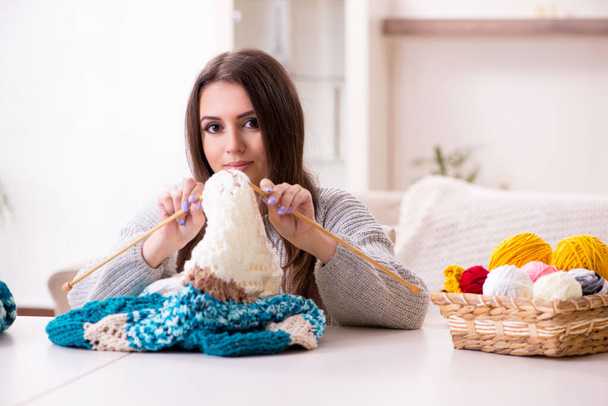 Mladá krásná žena pletení doma - Fotografie, Obrázek