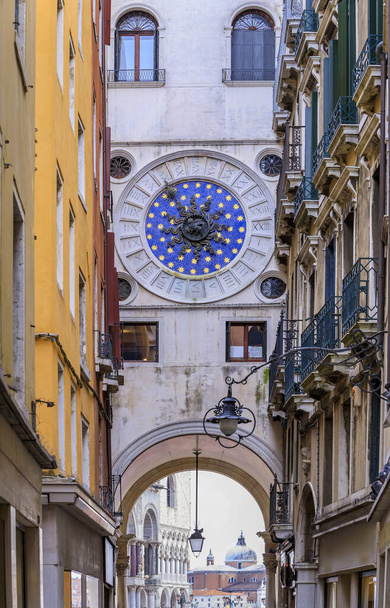 Torre do relógio do zodíaco astronômico histórico e Piazza San Marco com o palácio Doges no fundo em Veneza, Itália
 - Foto, Imagem