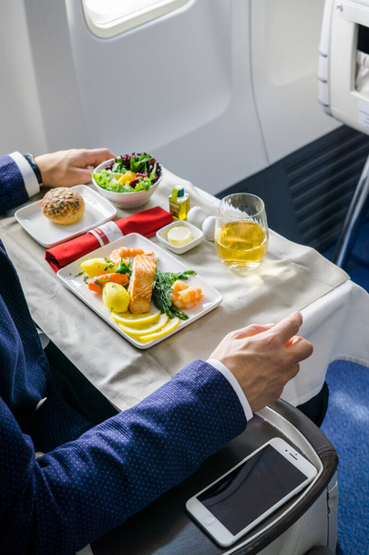 Bandeja de comida en el avión, viajes de negocios
 - Foto, Imagen