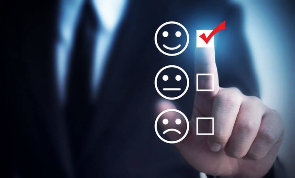 Gli uomini d'affari scelgono di punteggio felice icone. Esperienza del servizio clienti e concetto di indagine sulla soddisfazione aziendale - Foto, immagini