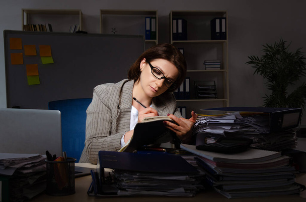 Zaměstnaná žena trpí nadměrnou práci - Fotografie, Obrázek