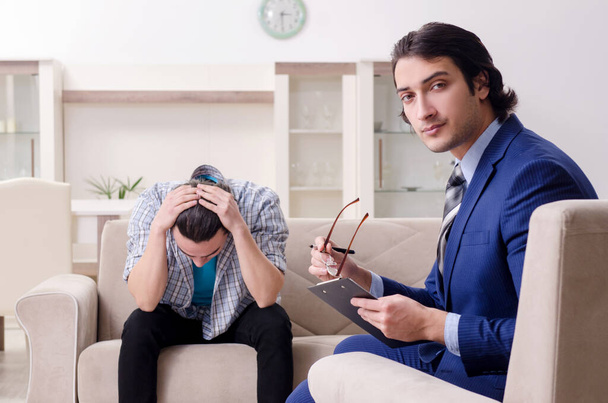 Mladý muž pacient diskutovat s psycholog osobní problém - Fotografie, Obrázek